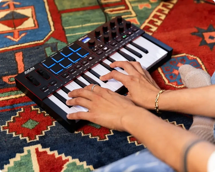 AKAI MPK MINI MK4 25 Tuş MIDI Klavye White Edition 2