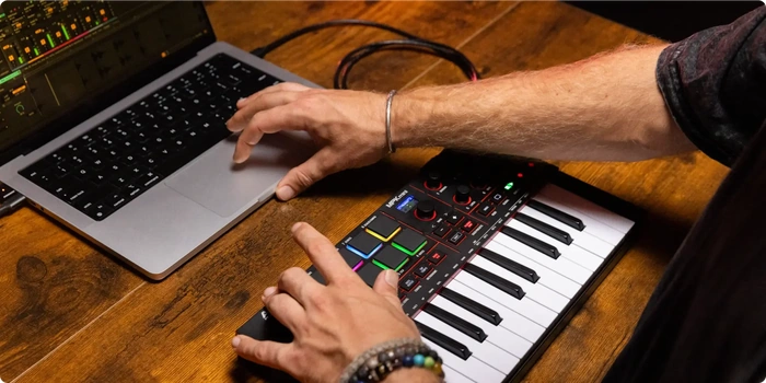 AKAI MPK MINI MK4 25 Tuş MIDI Klavye White Edition 4
