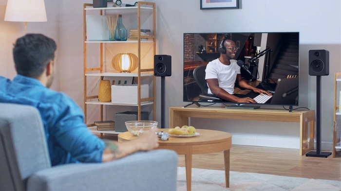 ST34 YU6MB TV Lifestyle