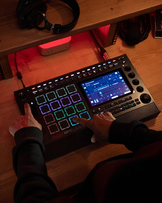 AKAI Standalone Prodüksiyon Cihazı 1