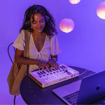 arturia-minilab-3-aquamarine-25-tus-midi-klavye-25-basis-hassasiyetli-slim-tus-8-rgb-pad-ve-usb-c-midi-cikisiyla-kompakt-studyonu-kur-daw-entegrasyonuyla-fikirlerini-aninda-kayda-donustur-asimetrik-e-ticaret-görsel1