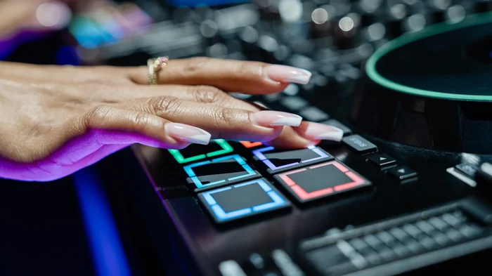 denon-dj-prime-4-g2-profesyonel-dj-controller-asimetrik-e-ticaret-görsel4