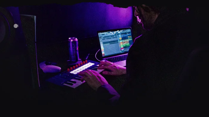 novation-launchkey-37-mk4-midi-klavye-37-tus-polifonik-aftertouch-lu-16-fsr-pad-usb-ve-5-pin-midi-cikisiyla-daw-veya-donanim-synth-kontrolunu-hizlandir-yaraticiligini-sahneye-tasi-asimetrik-e-ticaret-görsel1