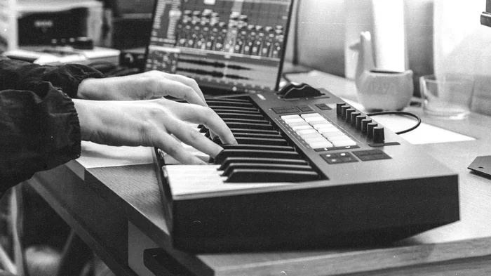 novation-launchkey-37-mk4-midi-klavye-37-tus-polifonik-aftertouch-lu-16-fsr-pad-usb-ve-5-pin-midi-cikisiyla-daw-veya-donanim-synth-kontrolunu-hizlandir-yaraticiligini-sahneye-tasi-asimetrik-e-ticaret-görsel3