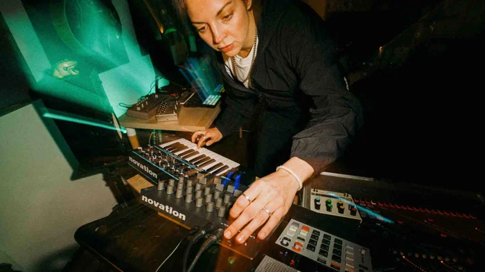 novation-launchkey-mini-37-mk4-midi-klavye-launchkey-mini-37-mk4-midi-klavye-asimetrik-e-ticaret-görsel2