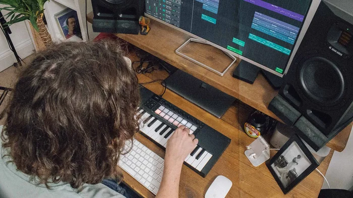 novation-launchkey-mini-37-mk4-midi-klavye-launchkey-mini-37-mk4-midi-klavye-asimetrik-e-ticaret-görsel3