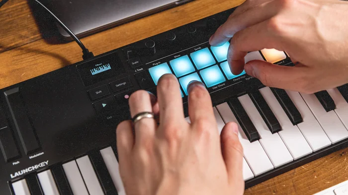 novation-launchkey-mini-37-mk4-midi-klavye-launchkey-mini-37-mk4-midi-klavye-asimetrik-e-ticaret-görsel4