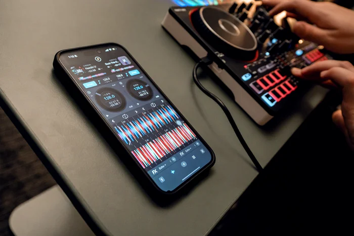 numark-partymix-iii-dj-kontroller-2-kanal-kontrol-3-bant-eq-filtreler-ve-beat-senkronlu-dahili-led-isik-sovuyla-setlerine-enerji-kat-serato-stems-ve-fade-fx-destegiyle-hemen-mikslemeye-basla-asimetrik-e-ticaret-görsel1