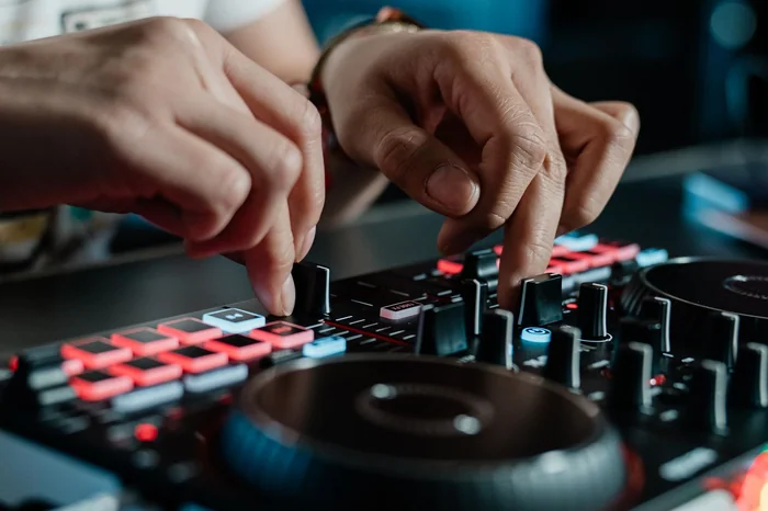 numark-partymix-iii-dj-kontroller-2-kanal-kontrol-3-bant-eq-filtreler-ve-beat-senkronlu-dahili-led-isik-sovuyla-setlerine-enerji-kat-serato-stems-ve-fade-fx-destegiyle-hemen-mikslemeye-basla-asimetrik-e-ticaret-görsel2