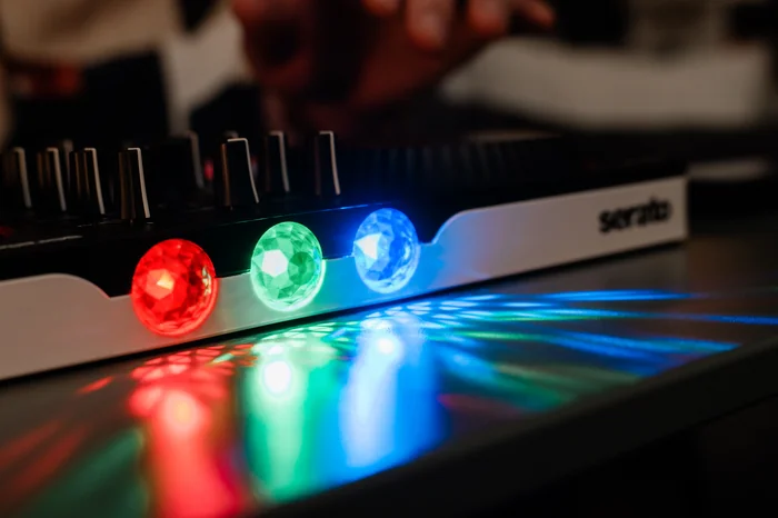 numark-partymix-iii-dj-kontroller-2-kanal-kontrol-3-bant-eq-filtreler-ve-beat-senkronlu-dahili-led-isik-sovuyla-setlerine-enerji-kat-serato-stems-ve-fade-fx-destegiyle-hemen-mikslemeye-basla-asimetrik-e-ticaret-görsel3