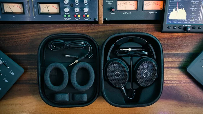 sennheiser-hd-490-pro-plus-profesyonel-studyo-kulakligi-acik-arka-tasarim-ultra-hassas-lokalizasyon-ve-iki-degistirilebilir-kulak-pediyle-mikslerinizi-net-duyun-plus-aksesuar-setiyle-studyoya-hazir-olun-asimetrik-e-ticaret-görsel2