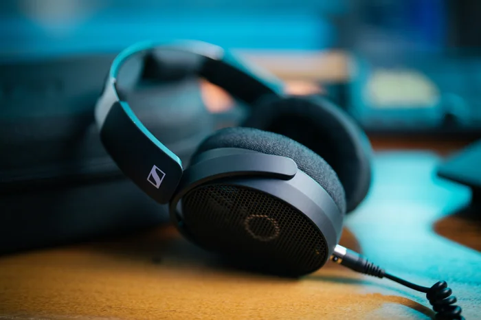 sennheiser-hd-490-pro-plus-profesyonel-studyo-kulakligi-acik-arka-tasarim-ultra-hassas-lokalizasyon-ve-iki-degistirilebilir-kulak-pediyle-mikslerinizi-net-duyun-plus-aksesuar-setiyle-studyoya-hazir-olun-asimetrik-e-ticaret-görsel3