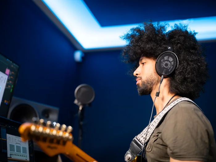 sennheiser-hd-490-pro-plus-profesyonel-studyo-kulakligi-acik-arka-tasarim-ultra-hassas-lokalizasyon-ve-iki-degistirilebilir-kulak-pediyle-mikslerinizi-net-duyun-plus-aksesuar-setiyle-studyoya-hazir-olun-asimetrik-e-ticaret-görsel4