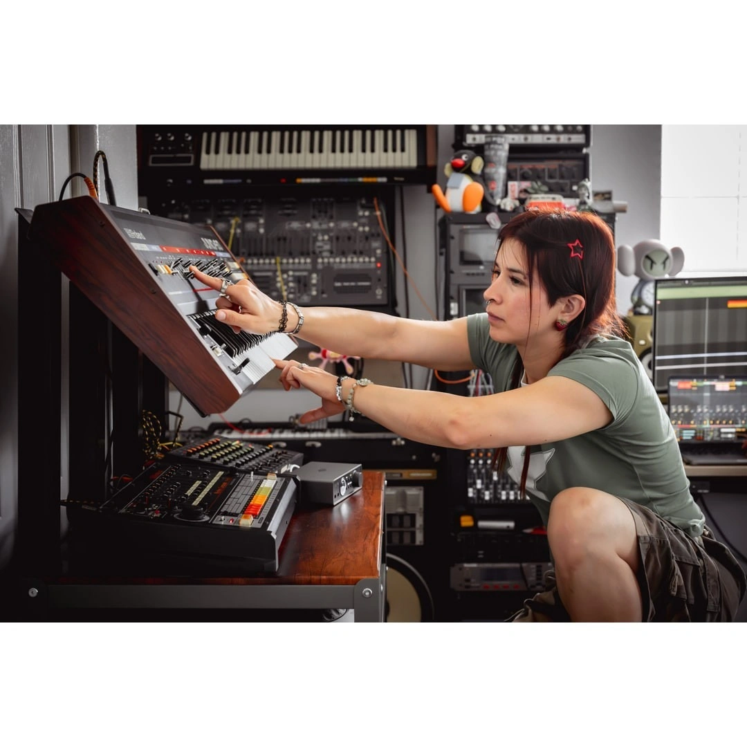 universal-audio-volt-1-gen-2-2-nesil-32-bit-192-khz-2-giris-2-cikis-usb-c-ses-karti-kopya-volt-1-gen-2-2-nesil-32-bit-192-khz-2-giris-2-cikis-usb-c-ses-karti-kopya-asimetrik-e-ticaret-görsel4